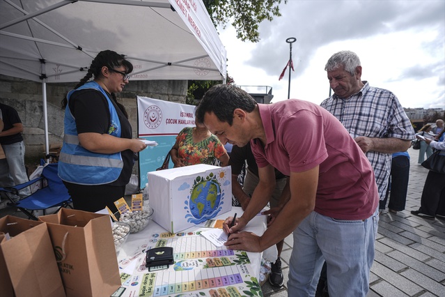 COP31 için Üsküdar'da çevre etkinliği düzenlendi, çocuklara tohum topu hediye edildi