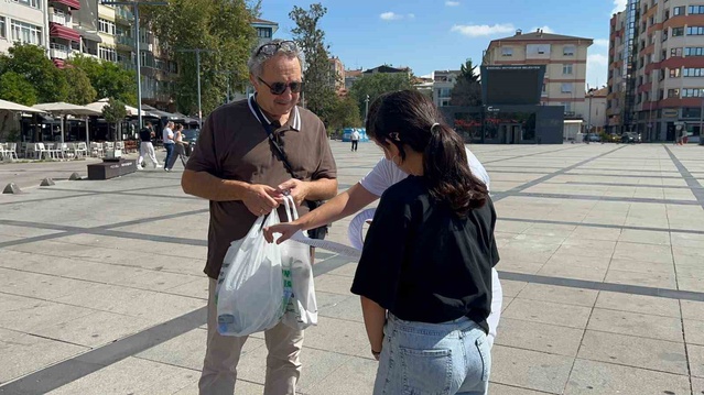 Kocaeli'de COP31 etkinliğinde fidan dağıtıldı, çocuklar iklim soruları sordu