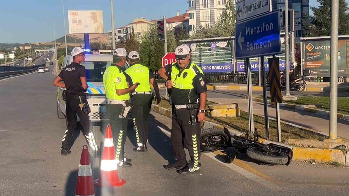 Çorum\'da minibüs, yaya geçidinde elektrikli bisikletli 15 yaşındaki sürücüye çarptı