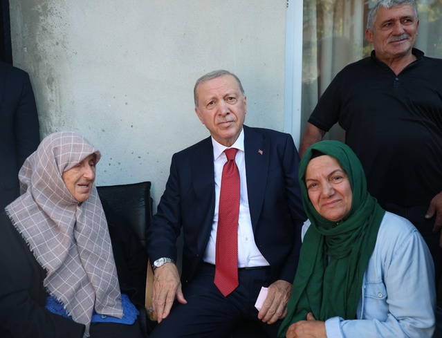 Cumhurbaşkanı Erdoğan, Rize'de komşularını ziyaret etti