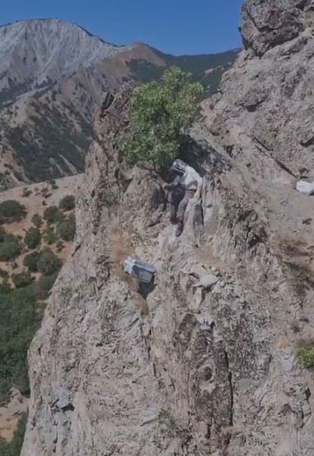 Elazığ Palu'da arıcılar kayalıklardan sarkıttıkları kovanlardan bal sağımı yaptı