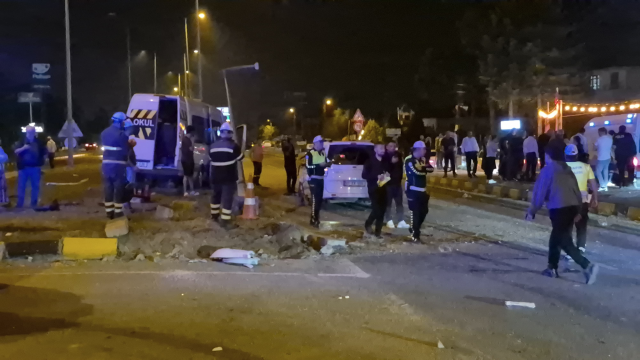 Düğünden dönenleri taşıyan minibüs kaza yaptı: 21 yaralı