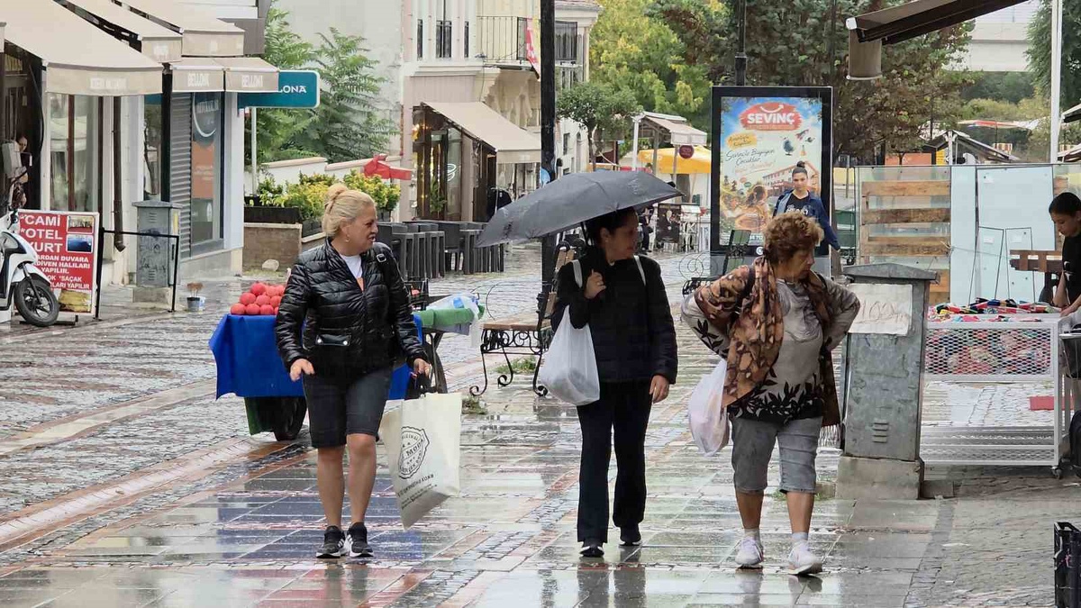 Edirne\'de eylülün ilk yağmuruyla sıcaklık 33 dereceden 17\'ye düştü