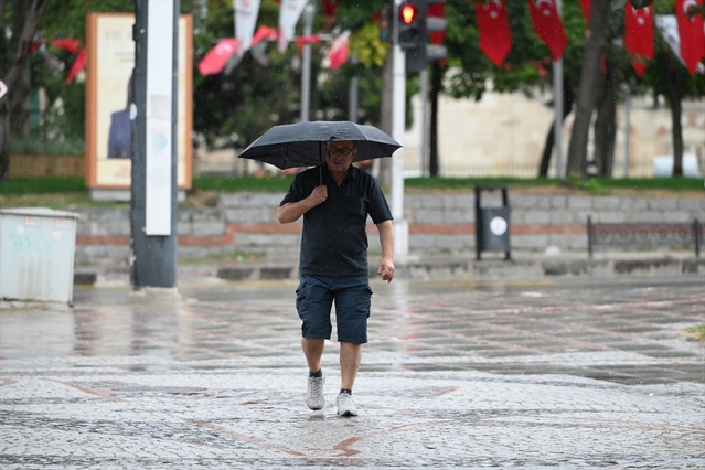 Edirne ve Kırklareli'nde sağanak sıcaklığı 17 dereceye düşürdü