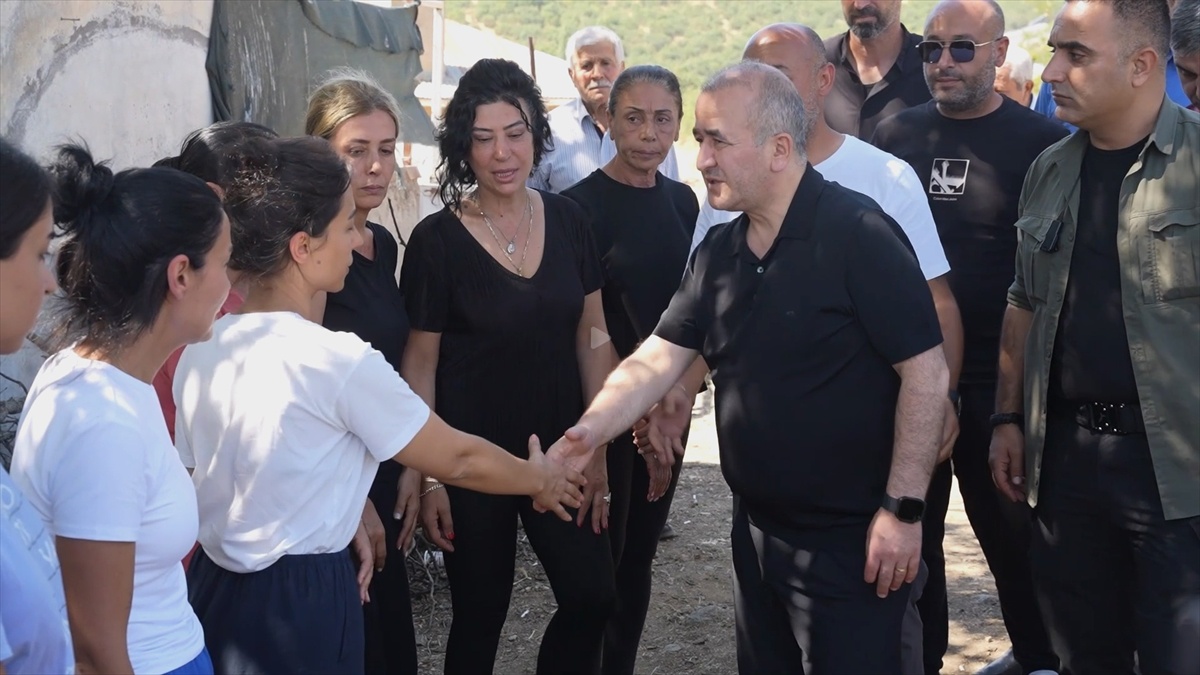 Elazığ Valisi, yangında öldürülen çiftin yakınlarına taziye ziyaretinde bulundu