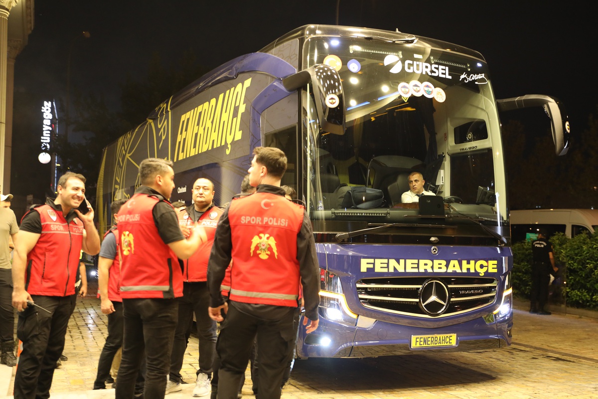 Fenerbahçe, Gaziantep FK maçı için kente geldi