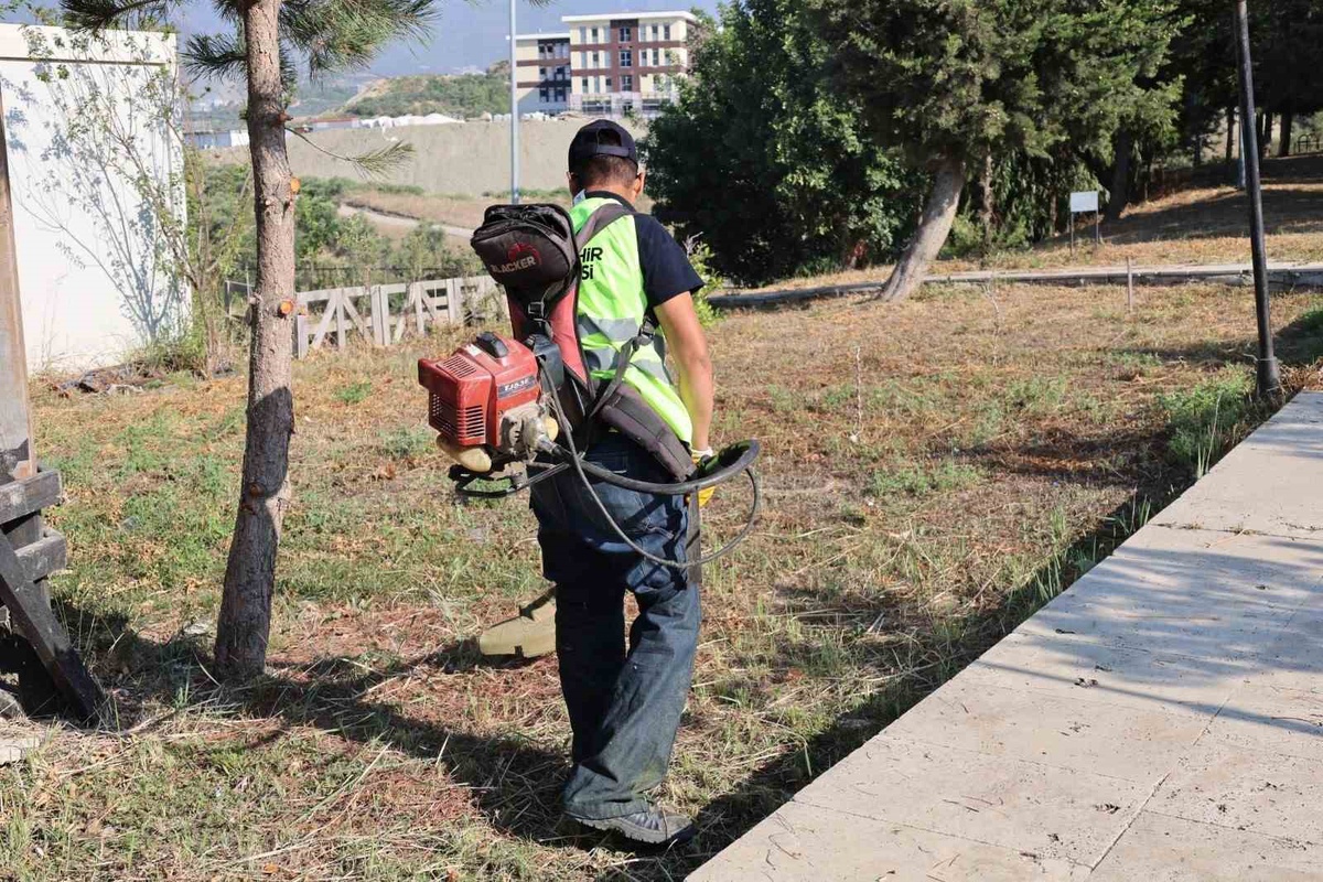Hatay Büyükşehir okullarda çevre düzenlemesi yapıyor