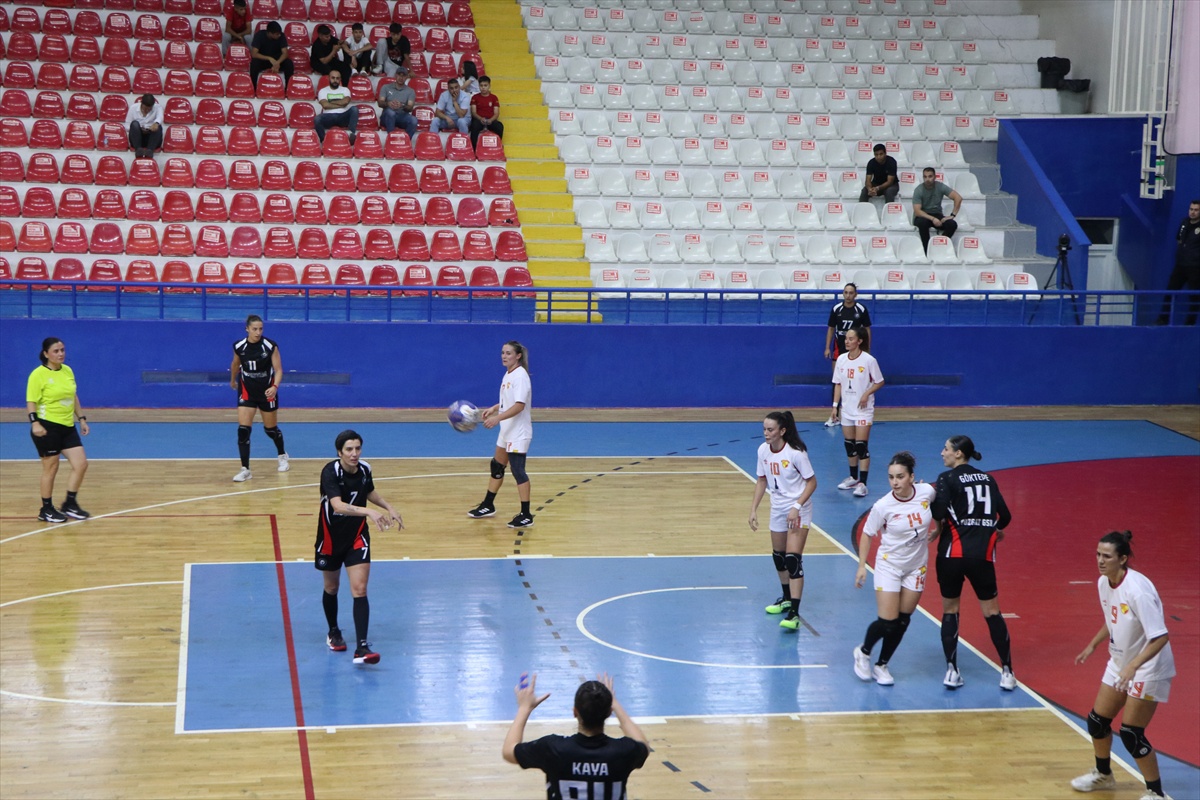Hentbol Kadınlar Süper Lig\'de MC Sistem Yozgat GSK, Göztepe\'yi 35-31 yendi