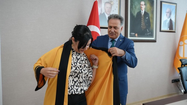 İnönü Üniversitesinde iki akademisyenin cübbesini Rektör Akpolat giydirdi