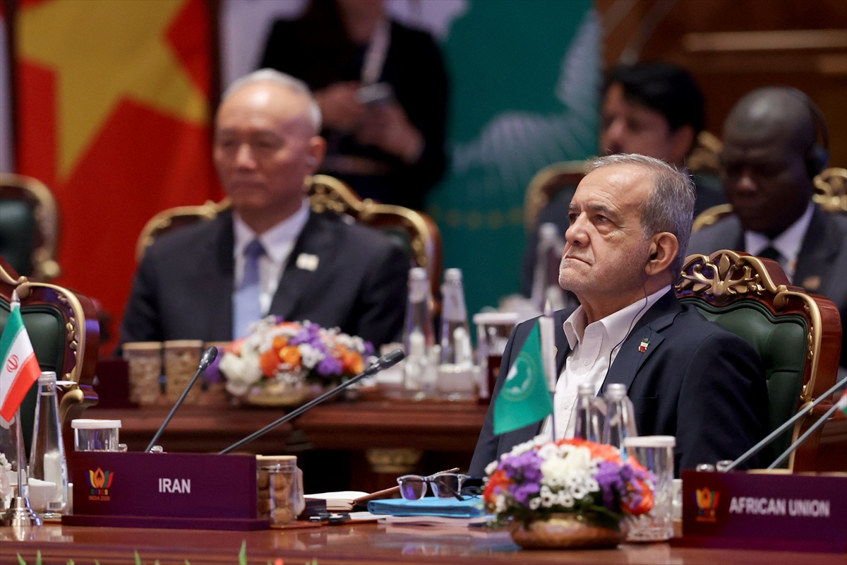 Pezeşkiyan\'dan BRICS\'e yerel paralarla ticaret ve güçlü banka çağrısı