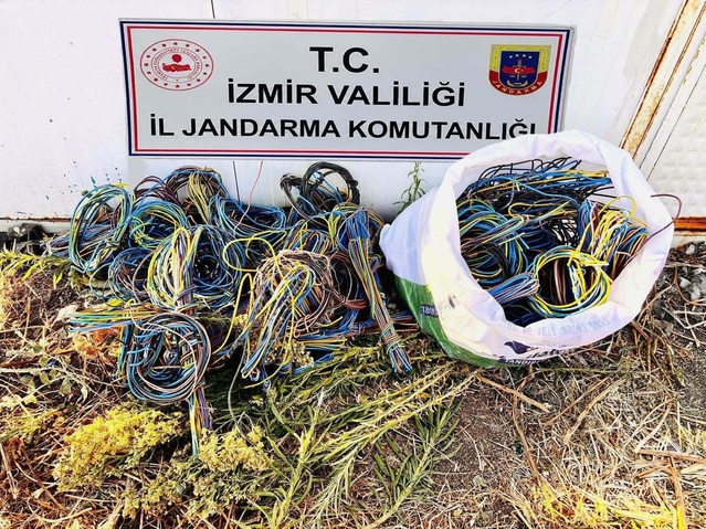 Aliağa'da 7 kablo hırsızlığına karışan 3 şüpheli tutuklandı