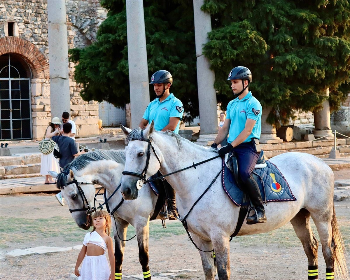 İzmir\'de atlı jandarma, 12 ilçede turistik bölge ve sahillerde devriye geziyor