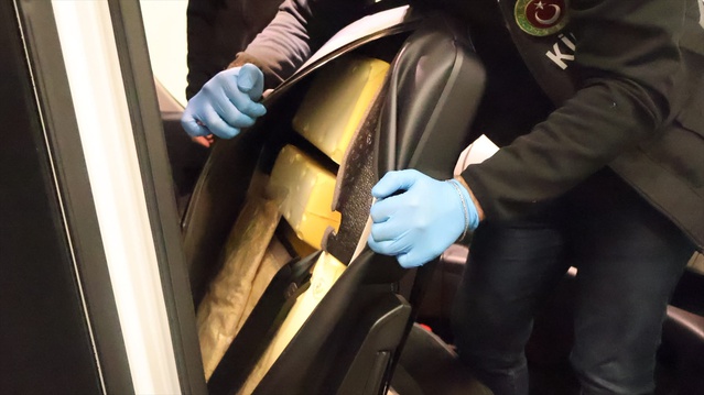 Kapıkule'de tırın çekicisine gizlenen 50 kilo 506 gram uyuşturucuya 3 tutuklama