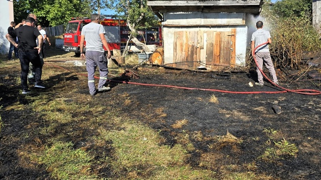 Karabük Eflani'de ev bahçesindeki yangın itfaiye ekiplerince söndürüldü