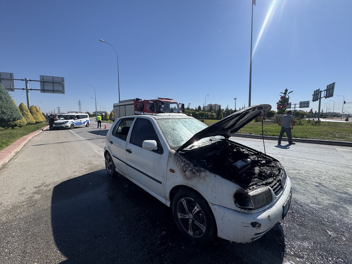 Karaman\'da seyir halindeki otomobilin motoru tutuştu, araçta hasar oluştu