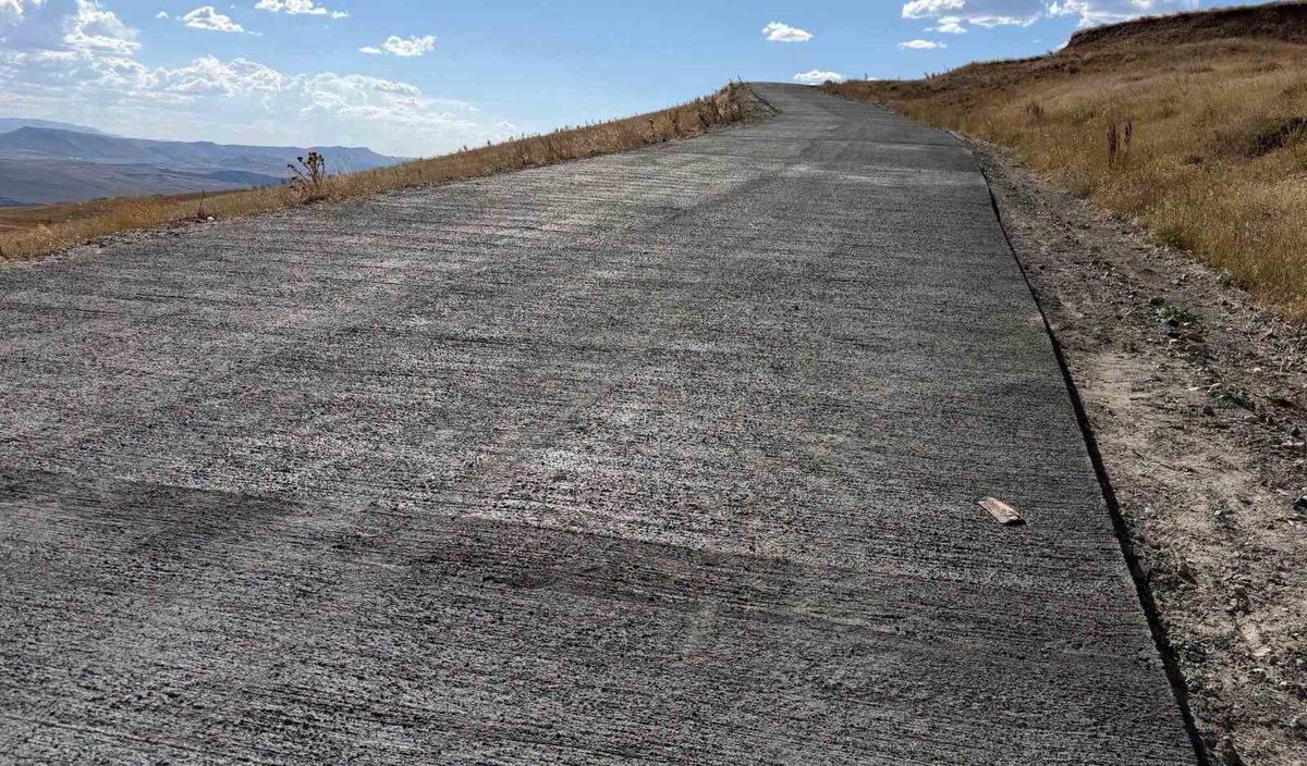 Kars’ta köy yollarına beton konforu: Şehitemin ve Gecikmez grup yolunda çalışmalar sürüyor