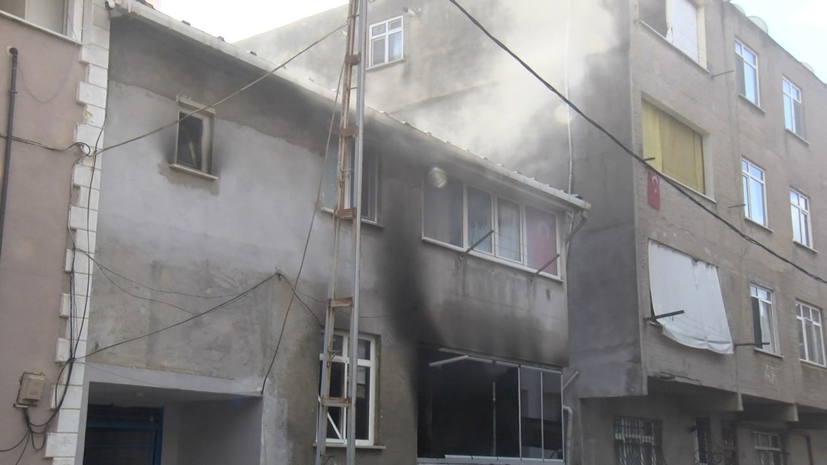 Kartal\'da 2 katlı binada çıkan yangında mahsur kalan 2 kişi kurtarıldı