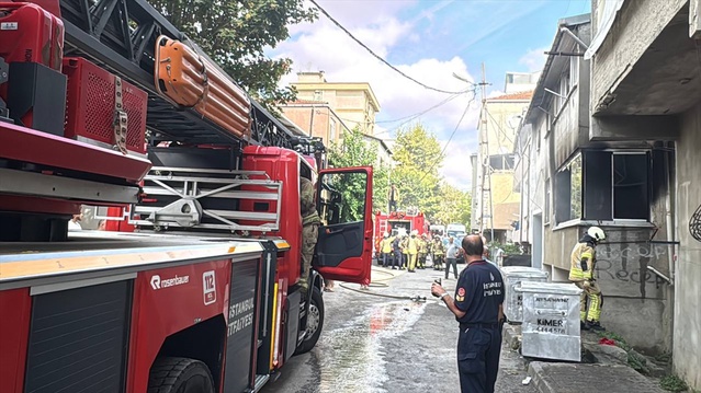 Kartal Topselvi'de binanın giriş katında çıkan yangın söndürüldü, 2 kişi hastaneye kaldırıldı