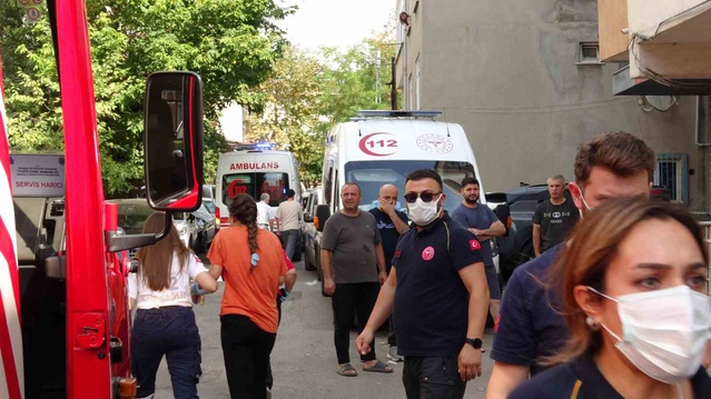 Kartal'da 4 katlı binanın 2'nci katında çıkan yangında 2 kişi dumandan etkilendi