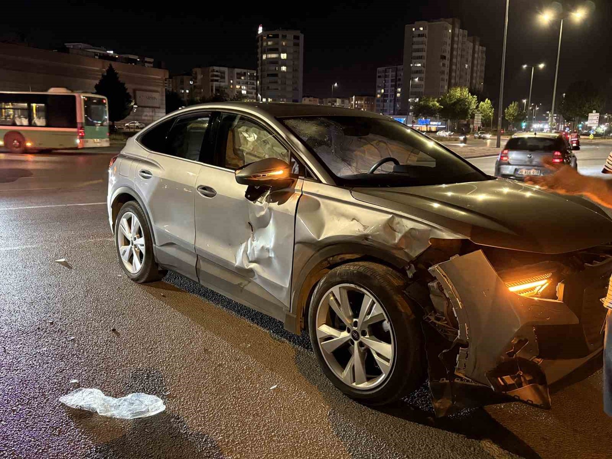Kayseri Melikgazi\'de otomobil ile motosiklet çarpıştı, 1 kişi yaralandı