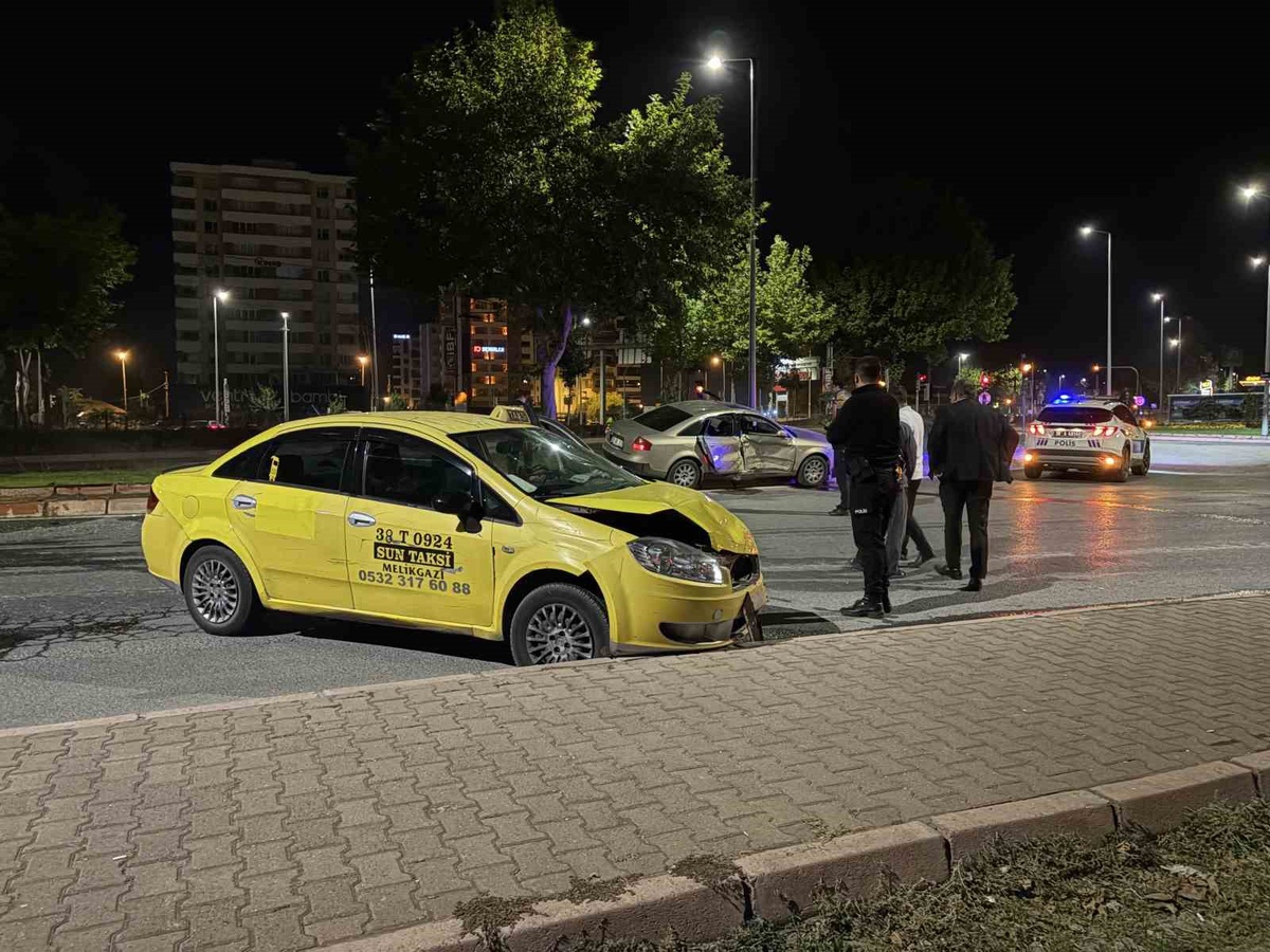 Kayseri Melikgazi\'de ticari taksi ile otomobil çarpıştı, sürücü yaralandı