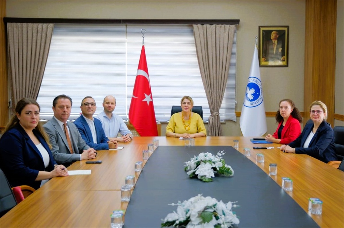 Kırklareli Üniversitesi Rektörü Ak, TSO heyetini makamında kabul etti