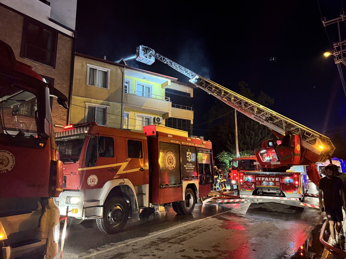 Kocaeli Kartepe'de çardakta başlayan yangın 3 katlı binaya sıçradı, 1 kişi yaralandı
