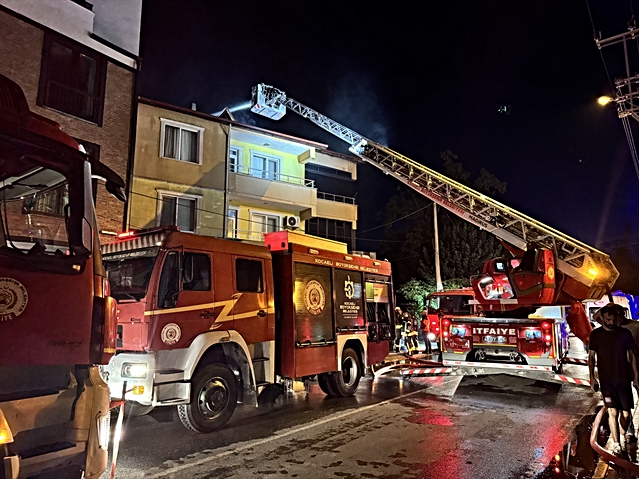 Kocaeli Kartepe'de çardakta başlayan yangın 3 katlı binaya sıçradı, 1 kişi yaralandı