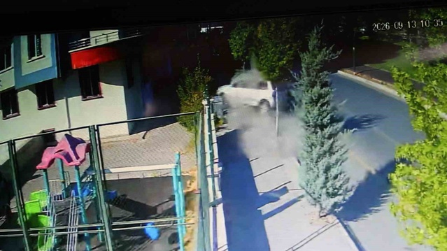 Nevşehir'de kontrolden çıkan otomobil apartman bahçesine düştü, sürücü yaralandı