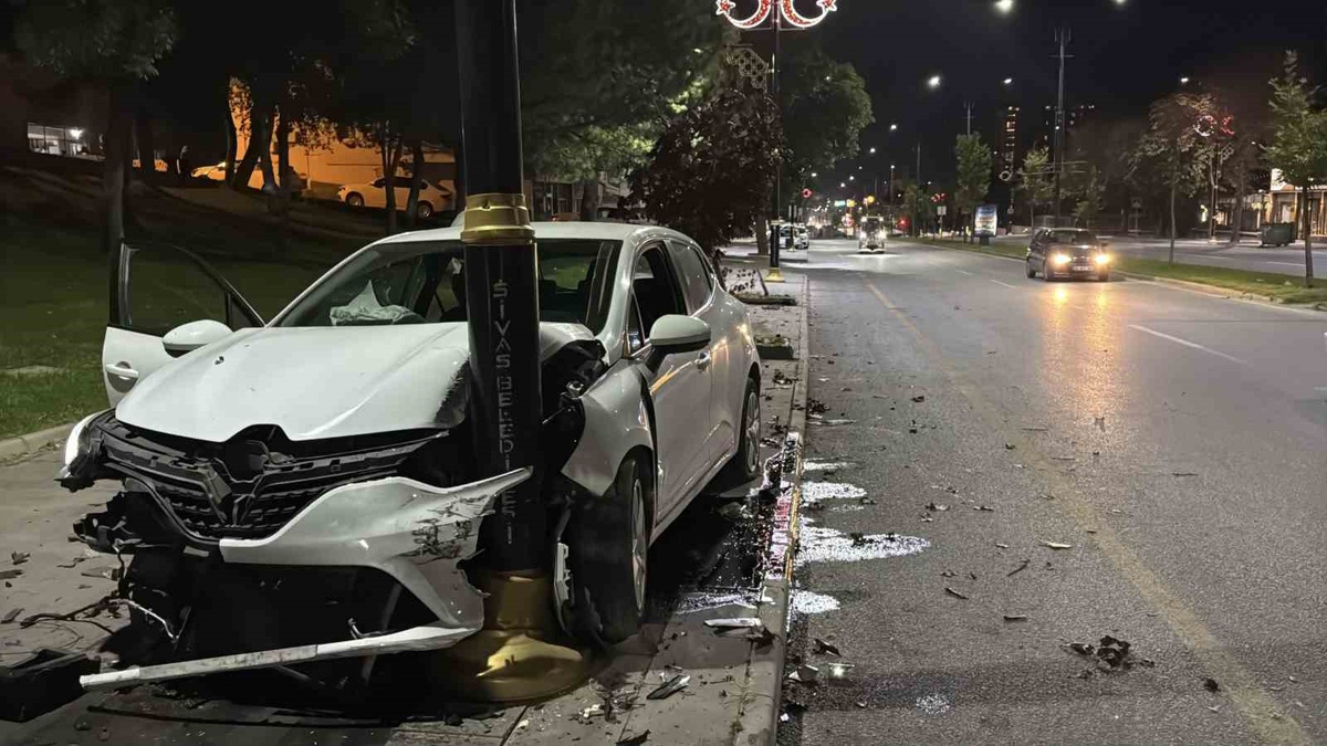 Sivas\'ta kontrolden çıkan otomobil aydınlatma direğine saplandı, 4 kişi yaralandı