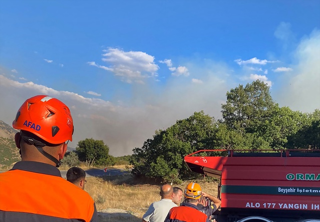 Konya Meram'da orman yangınına 20 araç ve 1 helikopterle müdahale ediliyor