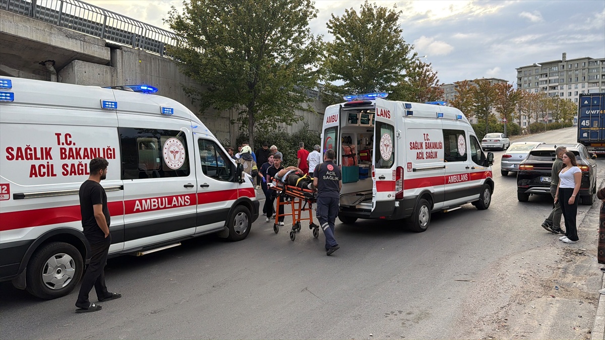 Küçükçekmece\'de bariyere çarpan otomobildeki 4 kişi yaralandı