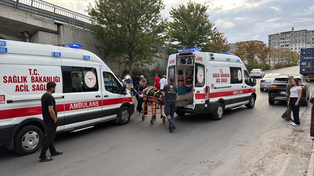 Küçükçekmece'de bariyere çarpan otomobildeki 4 kişi yaralandı