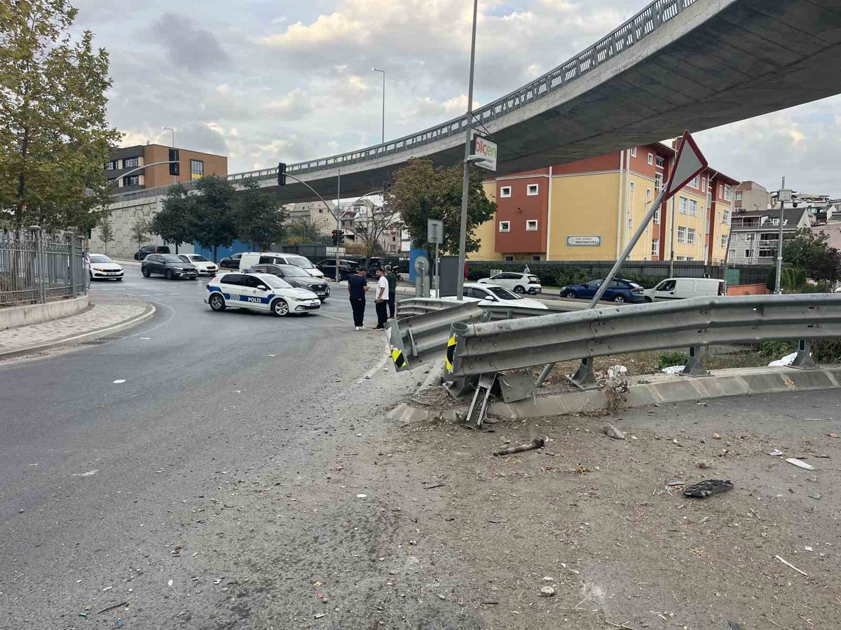 Küçükçekmece\'de bisikletliye çarpmamak için manevra yapan otomobil refüje çıktı, 4 yaralı