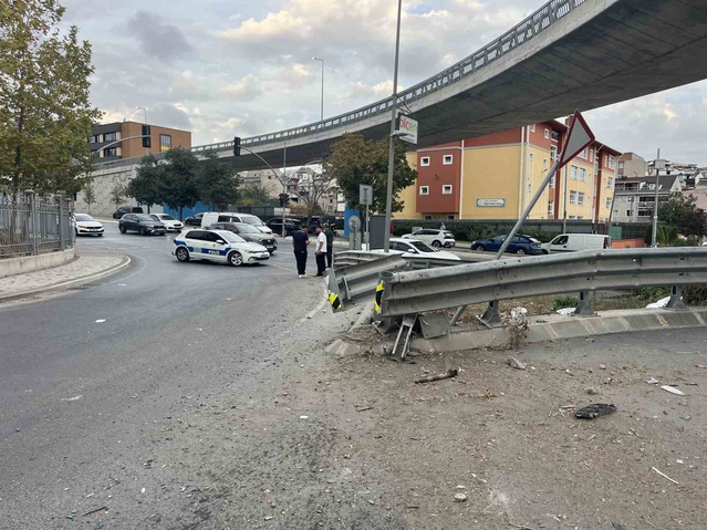 Küçükçekmece'de bisikletliye çarpmamak için manevra yapan otomobil refüje çıktı, 4 yaralı