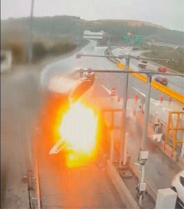 Kuzey Marmara Otoyolu’nda bariyerlere çarpan yolcu otobüsünün yanma anı kamerada