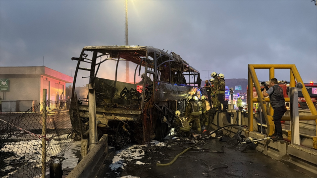 Kuzey Marmara Otoyolu’nda bariyerlere çarpan yolcu otobüsünün yanma anı kamerada