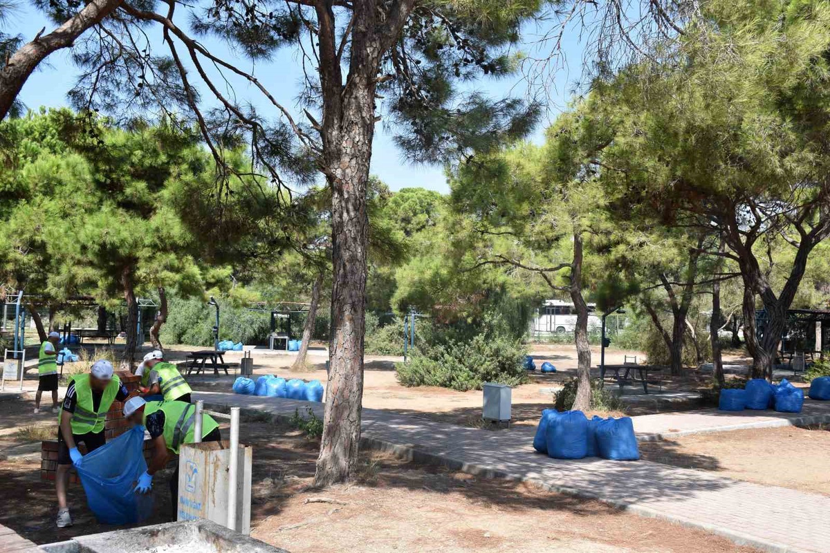 Manavgat\'ta 15 hükümlü park ve plajlarda gönüllü çevre temizliği yapıyor