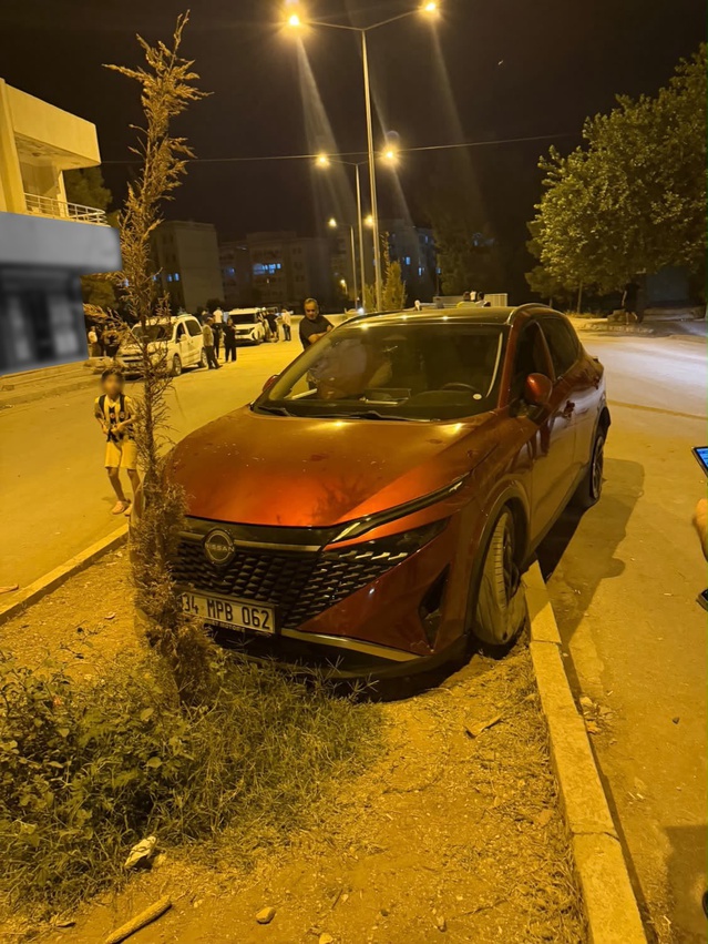 Mardin Nusaybin'de otomobil refüje çıktı, 1 kişi yaralandı