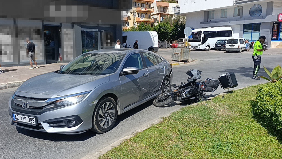 Manavgat\'ta motosiklet otomobile yandan çarptı, sürücü yaralandı