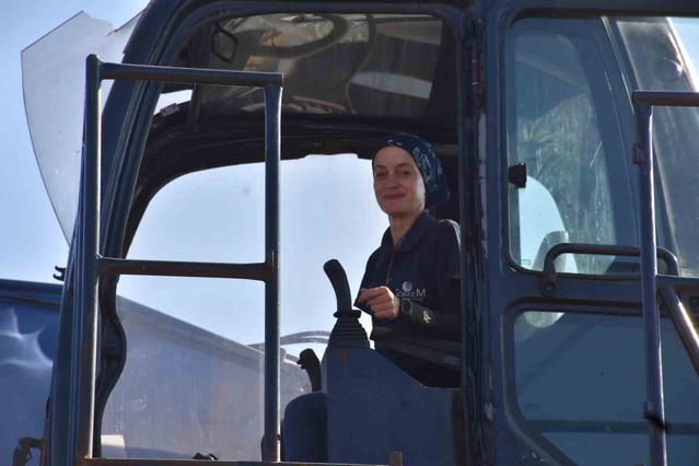 Kadın operatör Hamide Kara, hurdacılıkta dev vinçleri kullanıyor