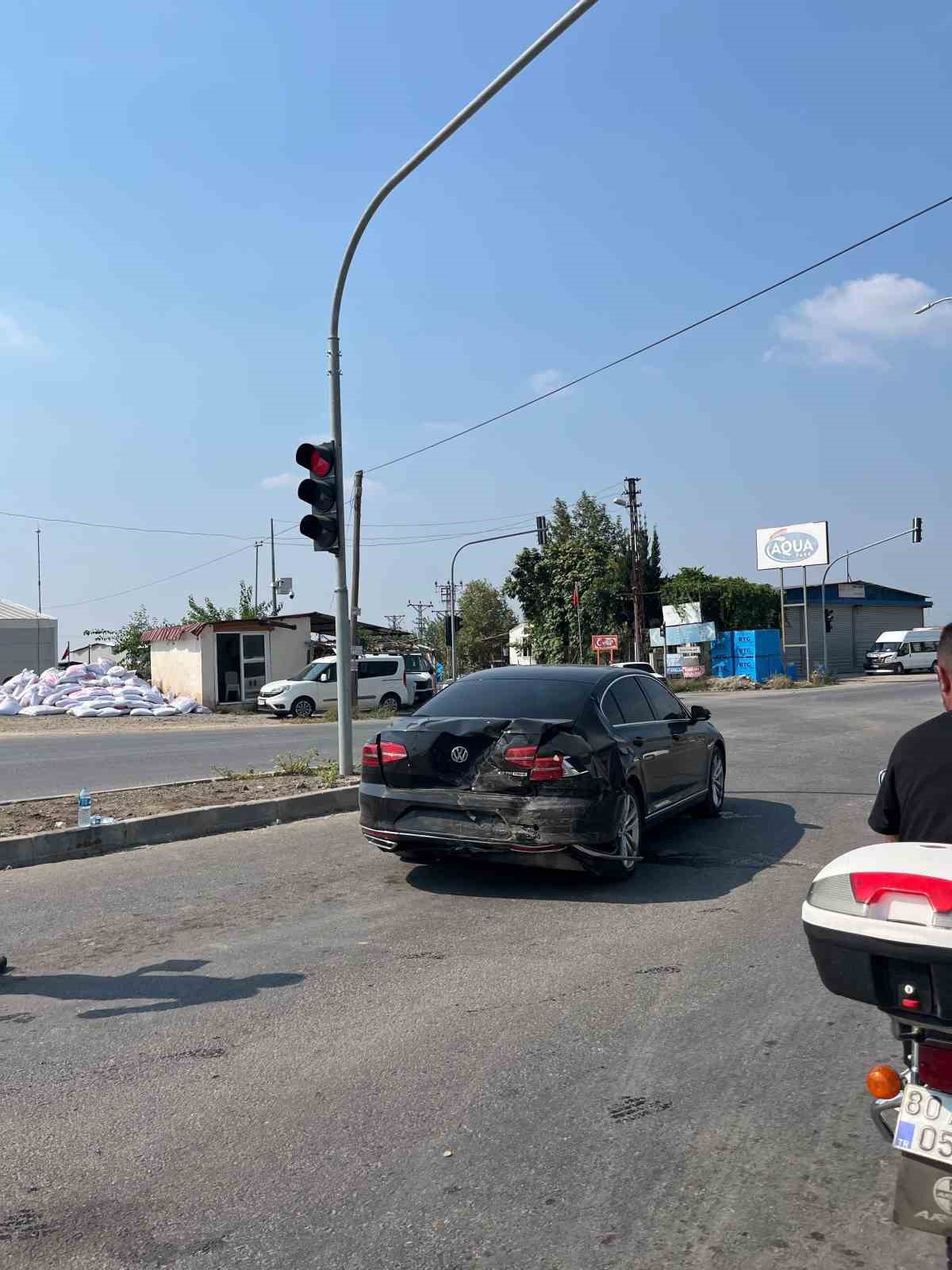Osmaniye Düziçi\'nde kırmızı ışıkta bekleyen otomobile arkadan çarpan araç 3 kişiyi yaraladı