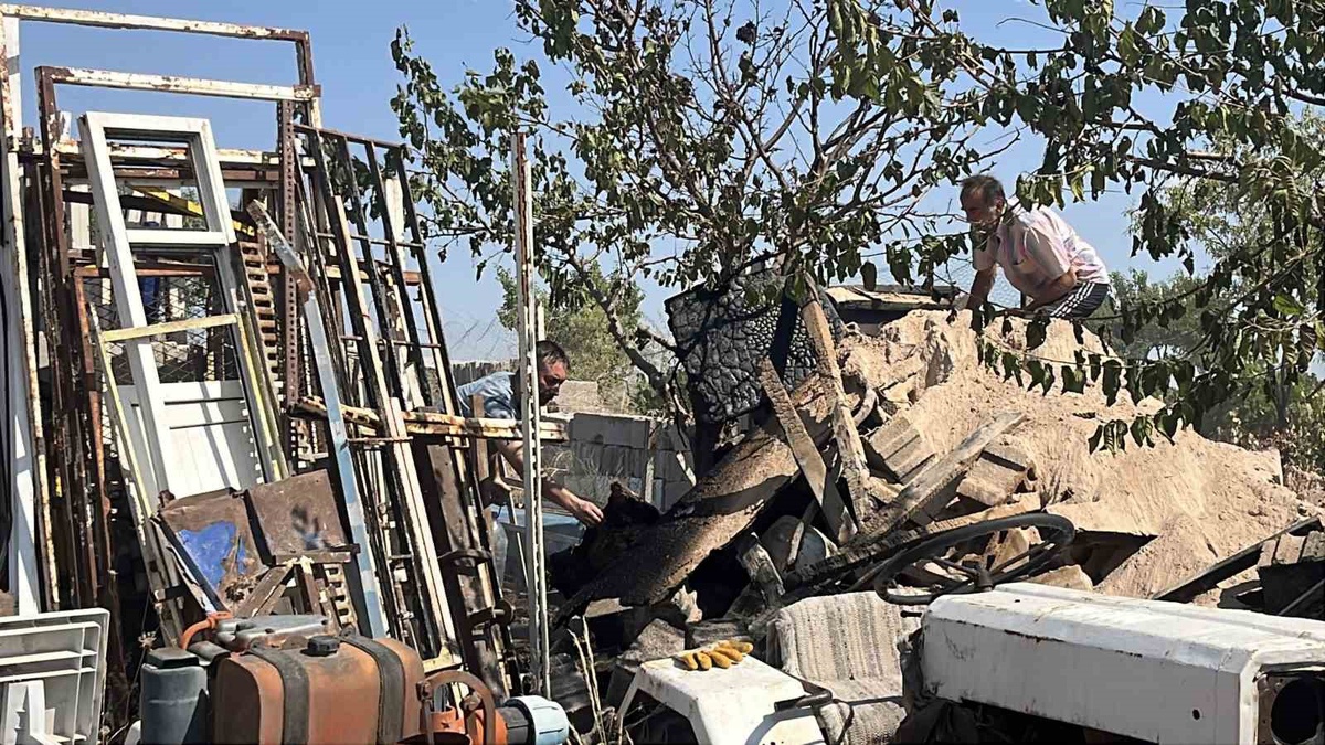 Nevşehir\'de bağ evlerine sıçrayan yangın 2 saatte söndürüldü, 7 ev kullanılamaz halde