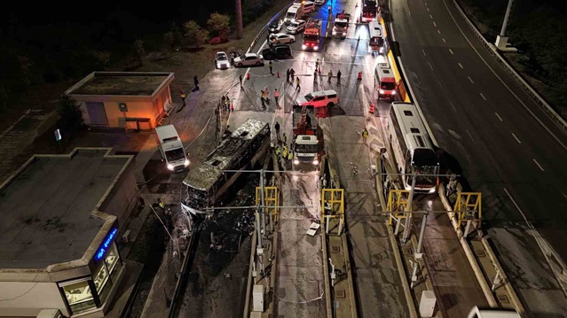 Eyüpsultan'da bariyere çarpan yolcu otobüsü yandı, 2 kişi öldü 8 kişi yaralandı