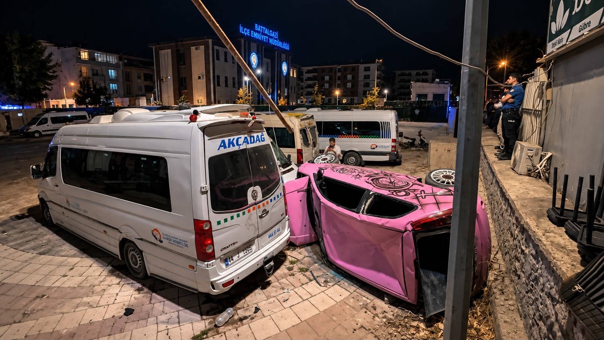 Malatya\'da otoparka uçan otomobilin sürücüsü yaralandı, 3 minibüs hasar gördü