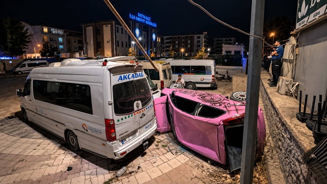 Malatya'da otoparka uçan otomobilin sürücüsü yaralandı, 3 minibüs hasar gördü