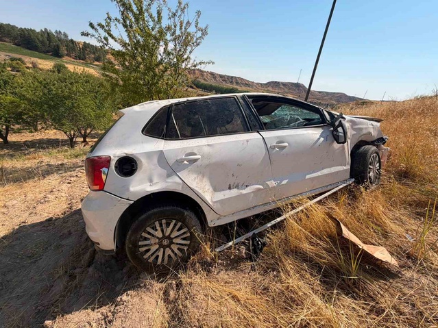 Adıyaman'da otomobil taklalar atıp tarlaya yuvarlandı, sürücü yaralandı