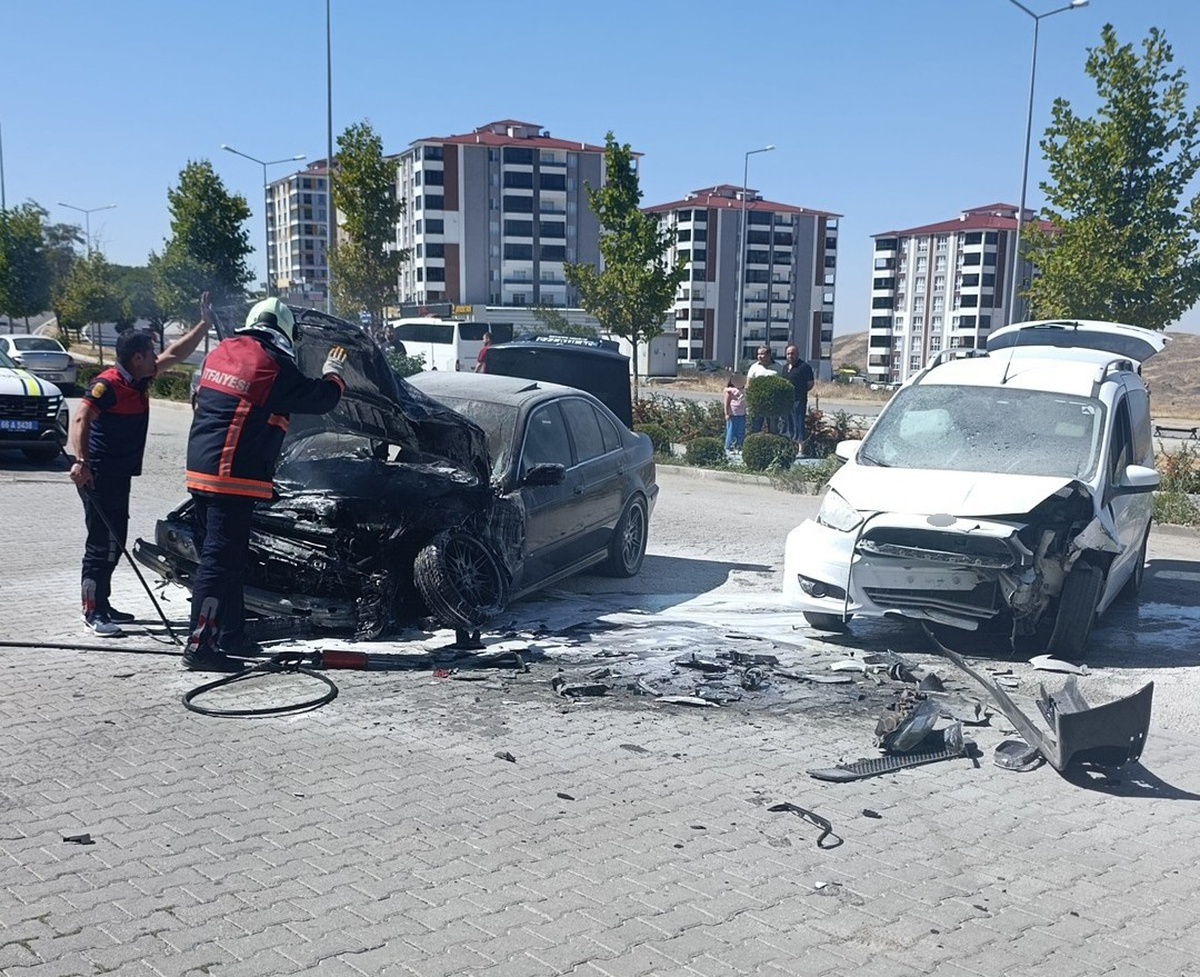 Yozgat\'ta otomobil alev aldı, hafif ticari araç sürücüsü yaralandı