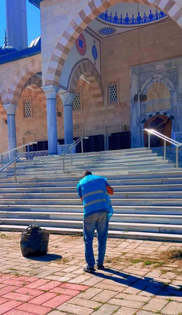 Patnos'ta denetimli serbestlik yükümlüleri camilerde temizlik ve bakım yaptı