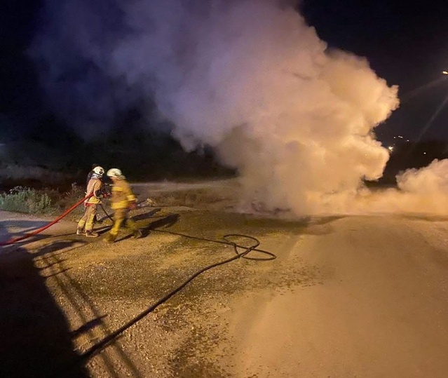 Hatay Payas'ta otomobilin motoru alev aldı, yangın büyümeden söndürüldü